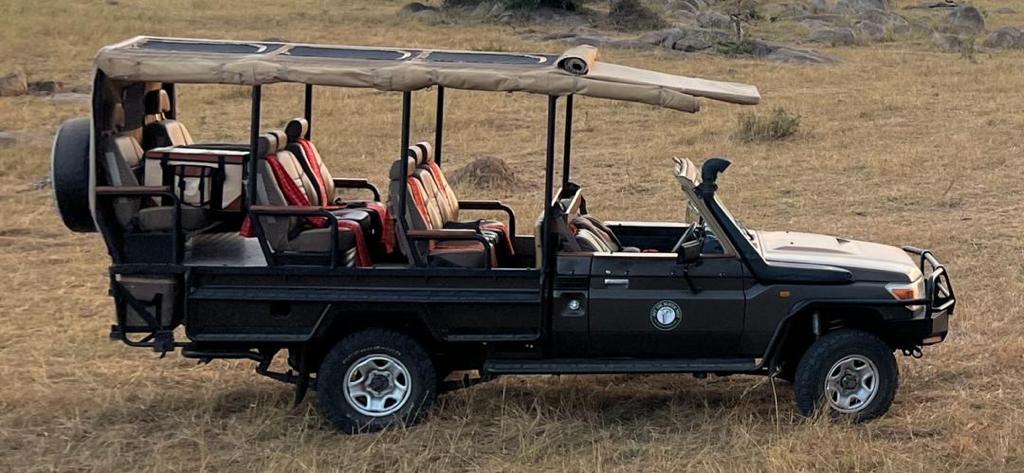 Open-sided safari vehicle